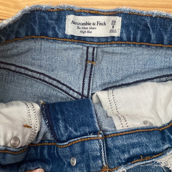 Abercrombie & Fitch High Rise Mom Short distressed - Picture 2 of 6